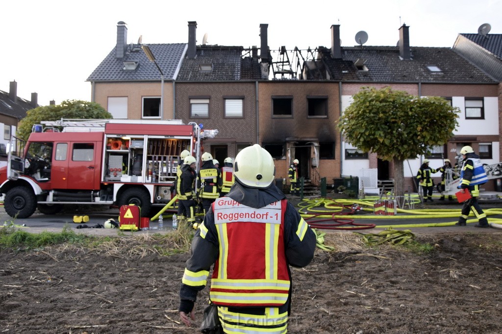 Feuer 2 Vollbrand Reihenhaus Roggendorf Berrischstr P066.JPG - Miklos Laubert